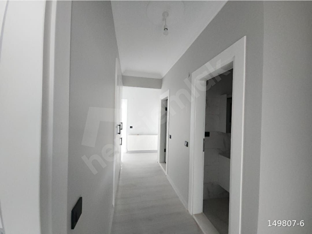 AKYAZIDA MERKEZİ KONUMDA GENİŞ 4+1 SATILIK DAİRE - Görsel 5