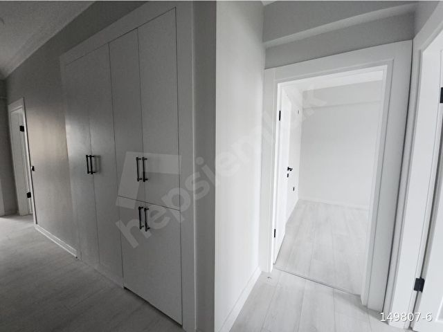 AKYAZIDA MERKEZİ KONUMDA GENİŞ 4+1 SATILIK DAİRE