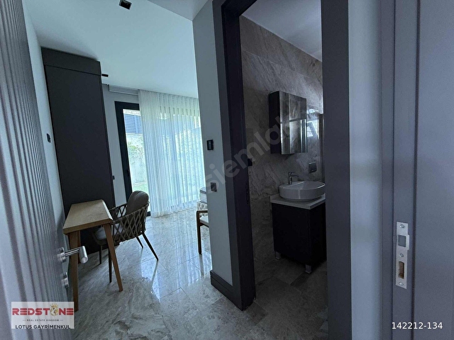 Yalıkavakta site içinde müstakil havuzlu 6+2  kiralık villa - Görsel 23