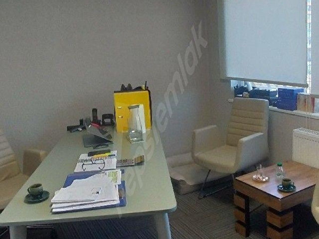 KADIKÖY SALI PAZARINA BAKAN ÇİFT CEPHELİ KİRALIK OFİS -BÜRO