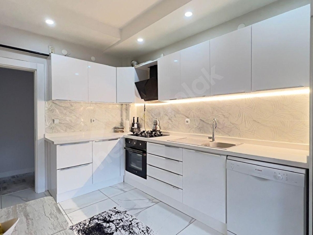 SALI PAZARI CİVARINDA SATILIK KAPALI GARAJLI LÜKS 4+1 DAİRE - Görsel 2