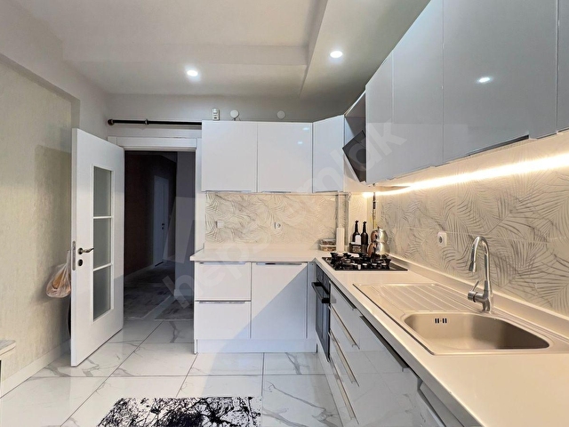 SALI PAZARI CİVARINDA SATILIK KAPALI GARAJLI LÜKS 4+1 DAİRE - Görsel 3