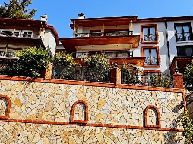 KURŞUNLUDA ÇAMLARIN İÇİNDE ENFES DENİZ MANZARALI TRİPLEKS VİLLA