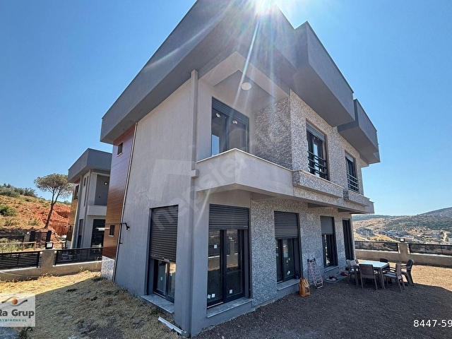 YENİFOÇADA MANZARALI,MÜSTAKİL BAHÇELİ VE GENİŞ TERASLI 2+1 VİLLA - Görsel 2