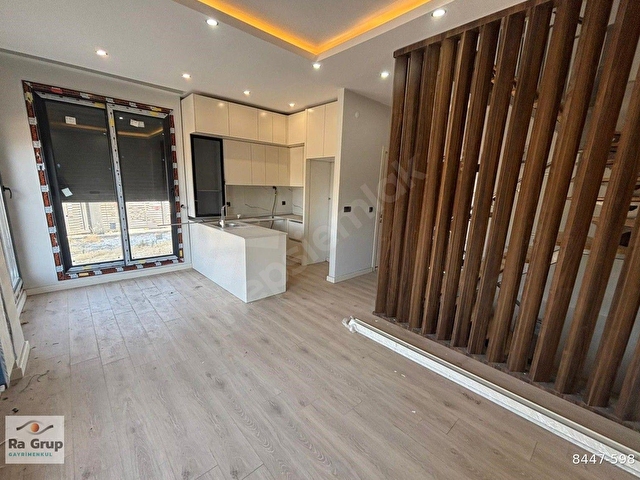 YENİFOÇADA MANZARALI,MÜSTAKİL BAHÇELİ VE GENİŞ TERASLI 2+1 VİLLA