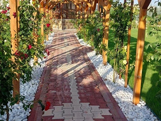 HATUNSARAY YOLUNA CEPHE SARIKIZI GECİNCE YAZLIK VİLLA