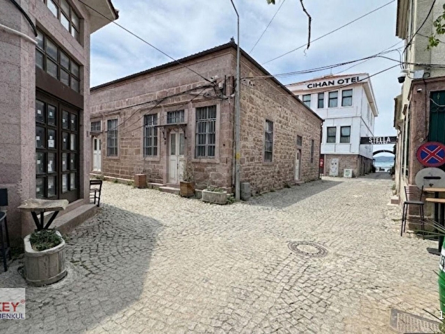 Ayvalık Merkezde Muhteşem Konum ve Güzellikte 246 m2 Taş Bina - Görsel 4