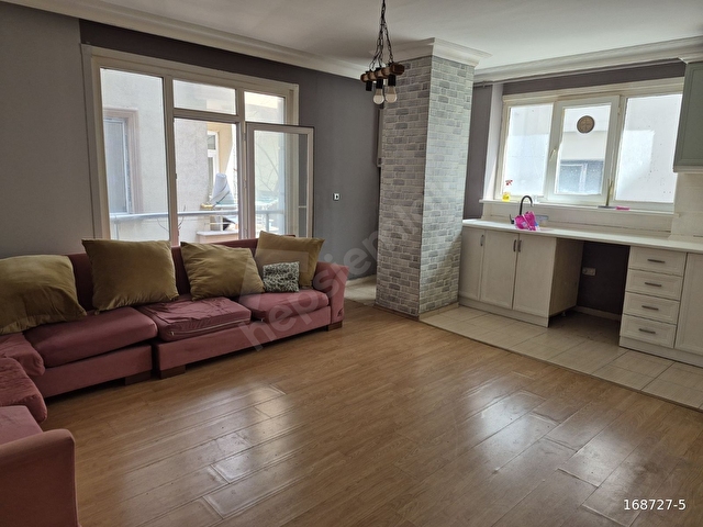 GÜZELYURT TA METROBÜSE YAKIN GENİŞ KULLANIŞLI 1+1 DAİRE