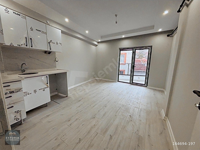 ESTORIADAN ÜNİVERSİTE YAKINI ARA KAT BALKONLU 1+1 SIFIR DAİRE