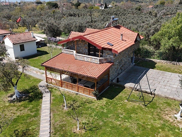 DEMKA OZAN GAYRİMENKULDEN SATILIK GENİŞ BAHÇELİ MÜSTAKİL VİLLA