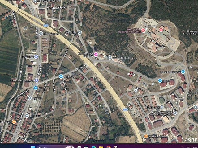 NİKSAR EMLAKTAN HASTANE BÖLGESİNDE MUKEMMEL KONUMDA YOL KENARI UYGUN FİYAT SATILIK ARSA...