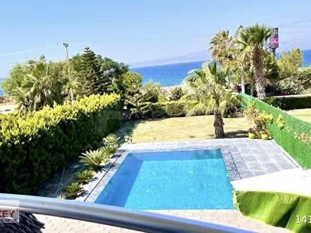Çeşme Pırlanta Plajında Denize Sıfır Villa - Görsel 29