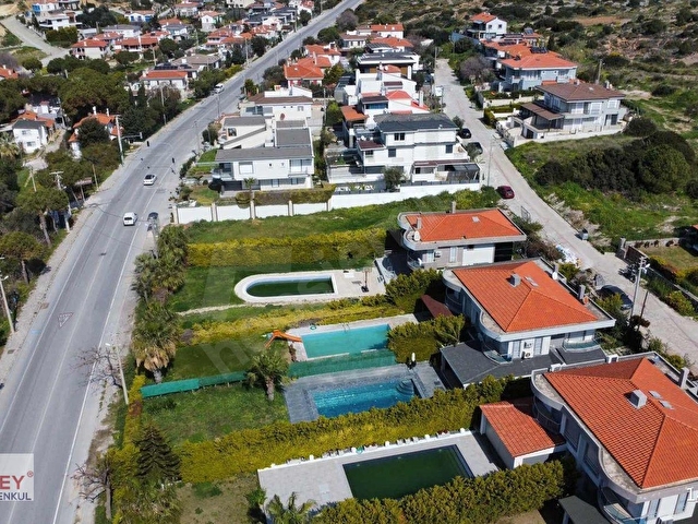 Çeşme Pırlanta Plajında Denize Sıfır Villa - Görsel 4