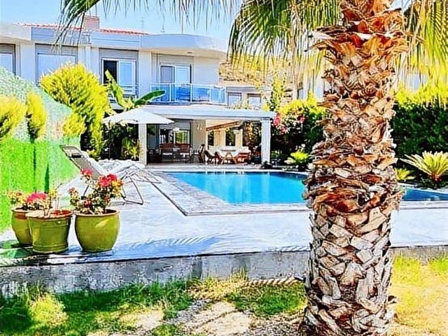 Çeşme Pırlanta Plajında Denize Sıfır Villa - Görsel 30