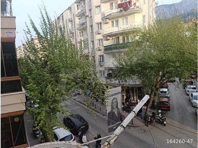Manisa Merkez Şehzadeler İlçesi Çarşı Mahallesinde Kiralık Arakat