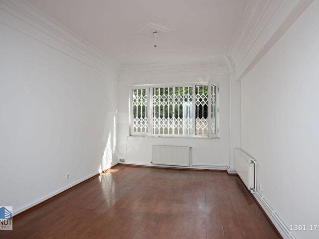 KONUT REALTY | Gümüşsuyunda Balkonlu 2+1 Yüksek Tavanlı Daire - Görsel 2