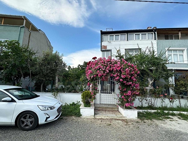 MARMARAERĞLİSİ ÇEŞMELİDE 5+1 SATILIK VİLA VE ARSASI 308M2