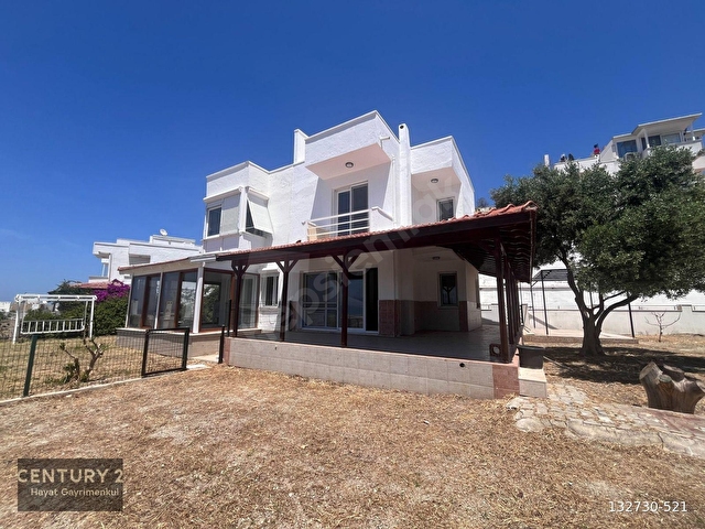 Çeşme Çiftlikköyde Her Kattan Deniz Manzaralı Satılık Villa