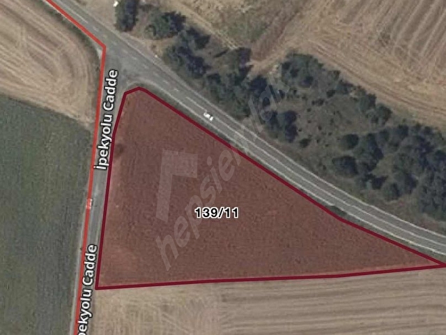 ACİLL HAYRABOLUNDA KÖŞE KONUMDA ANA YOLA 250M CEPHELİ 6.500m²