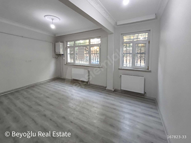 Beyoğlu Aynalıkavakta, Yenilenmiş Geniş 1+1 Satılık Daire - Görsel 3