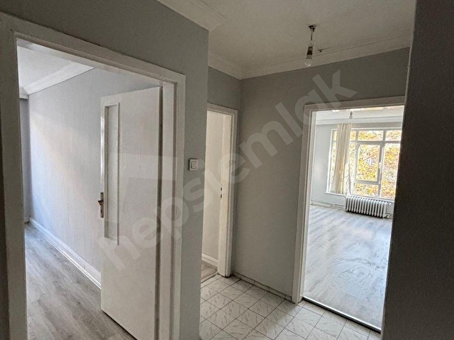 Kızılay Sümer 1 Sokakta - Ön Cephe Tabela Değerli - Katta Asansörlü Bakımlı 3+1 Kiralık Büro - Görsel 9