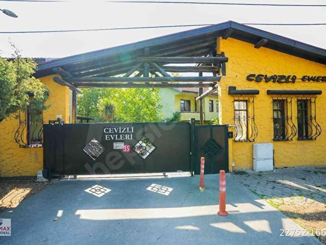REMAX OYA DOĞAN SAPANCA CEVİZLİ EVLERİ 4+1 SATILIK VİLLA