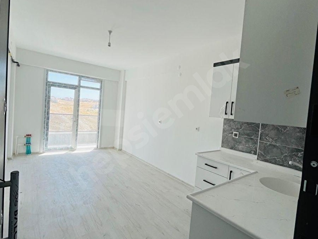 HAS EMLAK TAN BU FIRSAT KAÇMAZ ŞEHRİN GÖZDE YERİNDE SIFIR BALKONLU ORTAK GRAJLI 1+1 UYGUN DAİRE - Görsel 3