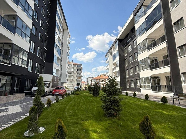 AYŞEGÜL EMLAKTAN LÜX SİTEDE TERAS BALKONLU SIFIR 2+1
