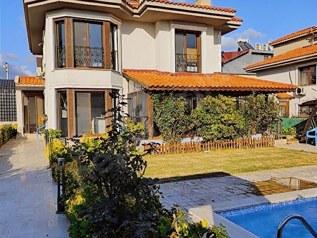 Foça Bağarasında Satılık Villa Tam Müstakil Havuzlu Otoparklı