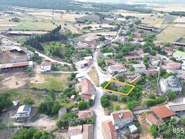 GÖNEN ÜZÜMLÜ’DE 440 m² AVLULU KÖY EVİ VE İMARLI ARSA - Görsel 3