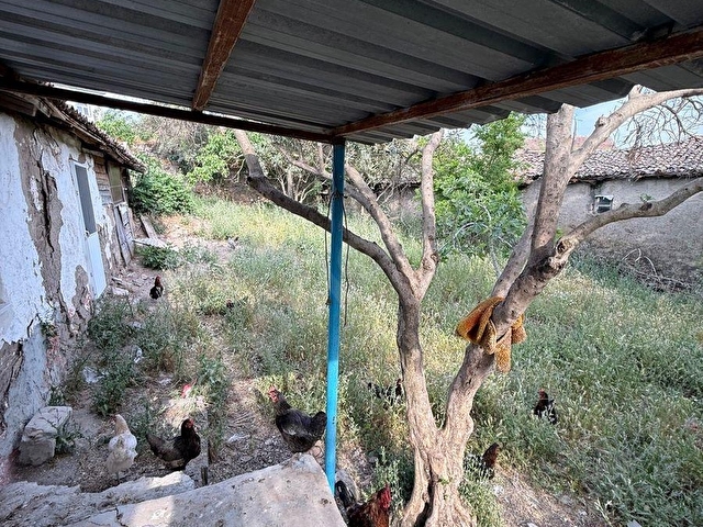 GÖNEN ÜZÜMLÜ’DE 440 m² AVLULU KÖY EVİ VE İMARLI ARSA - Görsel 10
