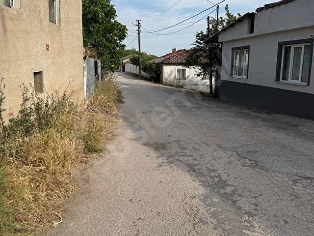 GÖNEN ÜZÜMLÜ’DE 440 m² AVLULU KÖY EVİ VE İMARLI ARSA - Görsel 26