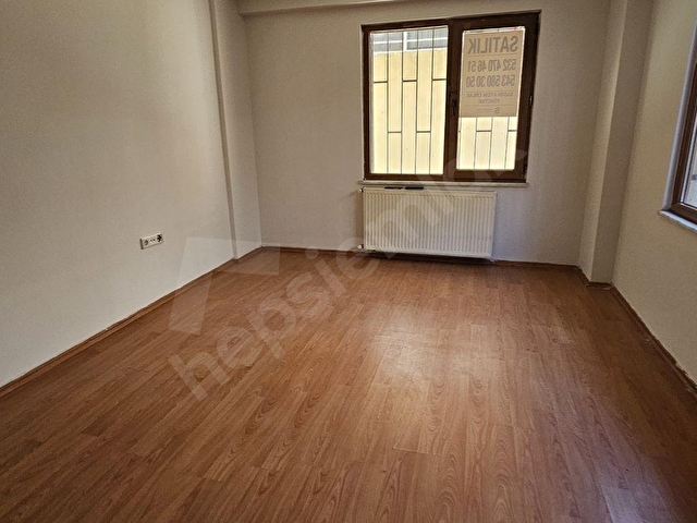 NAMIK KEMAL MAH.CENGİZ TOPEL CAD.2+1-75 M2 DÜZ GİRİŞ BOŞ DAİRE
