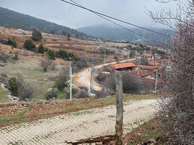 ÇÖLGEZENDEN DAMLACIKTA SATILIK ARAZİ ESKİ EVLİ