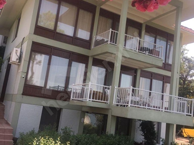 BURGAZADA DA BAHÇELİ DENİZ MANZARALI SATILIK TRİPLEKS KÖŞK