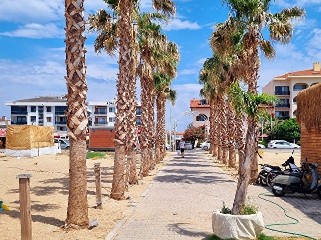 Ayvalık Sarımsaklıda denize sıfır yeni binada full eşyalı daire
