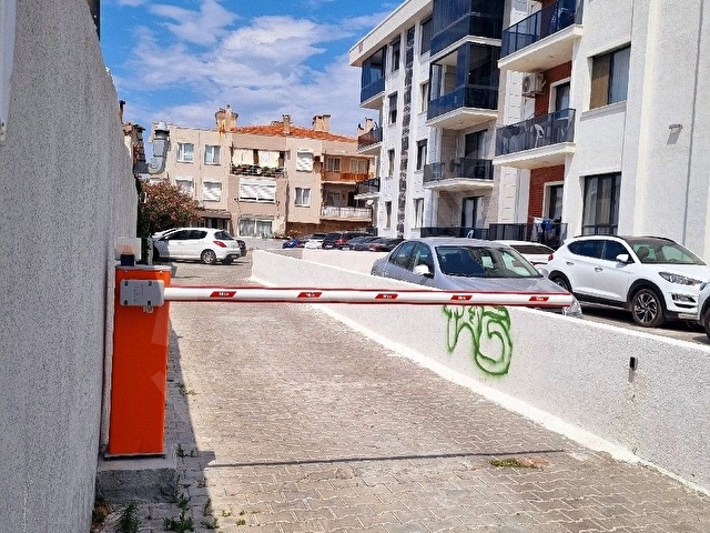 Ayvalık Sarımsaklıda denize sıfır yeni binada full eşyalı daire - Görsel 6