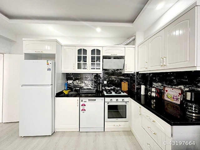 Ayvalık Sarımsaklıda denize sıfır yeni binada full eşyalı daire - Görsel 10