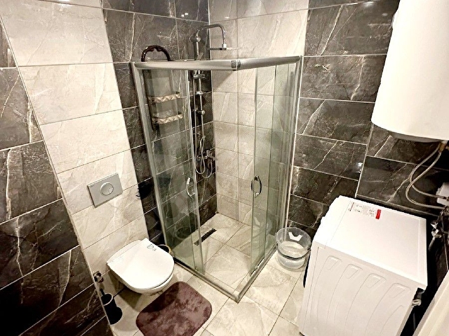 Ayvalık Sarımsaklıda denize sıfır yeni binada full eşyalı daire - Görsel 15