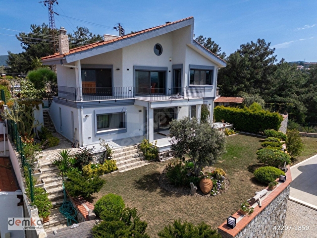 Kekliktepe Yelaltı Site içinde Şerefiyesi yüksek Satılık Villa