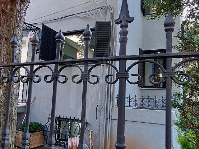 Leventte Bahçeli, merkezi konumda 3+1 köşe Villa