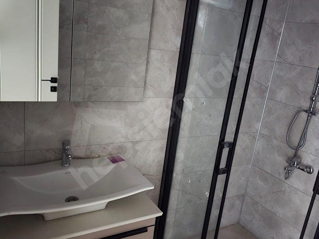 TECEDE CADDE ÜZERİNDE GENİŞ KULLANIMLI KİRALIK 1+1 DAİRE! - Görsel 8