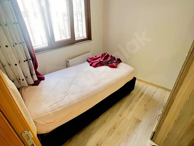 2 YILLIK BİNA 1+1 KOT 1 KISMİ EŞYALI CADDEYE PARALEL 40 M2 - Görsel 2