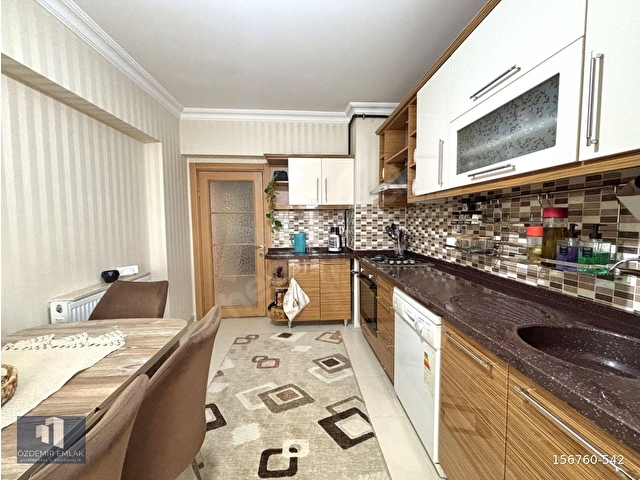 ÖZDEMİR EMLAKTAN CADDE ÜSTÜ SİTEDE 3+1 150M² YAPILI ÇİFT BANYO