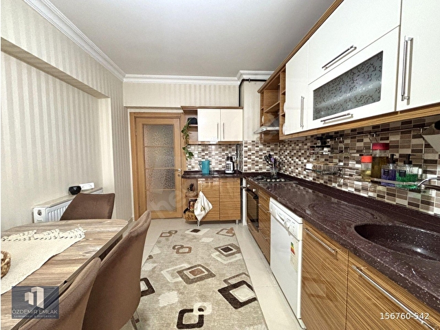 ÖZDEMİR EMLAKTAN CADDE ÜSTÜ SİTEDE 3+1 150M² YAPILI ÇİFT BANYO - Görsel 2