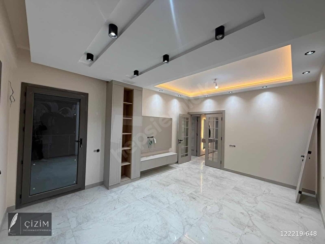 Yenişafakta Havuzlu Sitede K.Otoparklı 3+1 Satılık Lüks Daire
