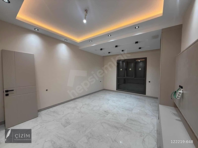 Yenişafakta Havuzlu Sitede K.Otoparklı 3+1 Satılık Lüks Daire - Görsel 2