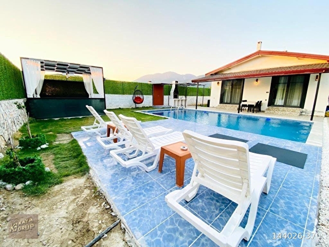 ÜZÜMLÜ MERKEZDE 2000 M2 ARAZİ İÇERİSİNDE SATILIK MÜSTAKİL VİLLA - Görsel 2