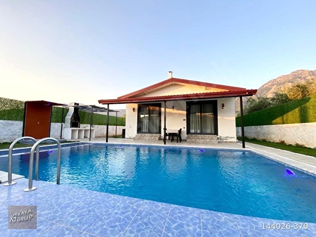 ÜZÜMLÜ MERKEZDE 2000 M2 ARAZİ İÇERİSİNDE SATILIK MÜSTAKİL VİLLA - Görsel 3