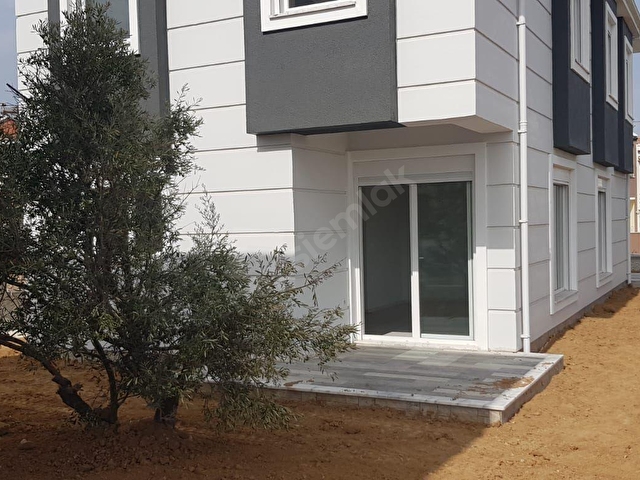 Ayvalik Sarimsaklida Sifir Bahceli Yazlik Kislik Oturulabilir 5758 856 Hurriyet Emlak
